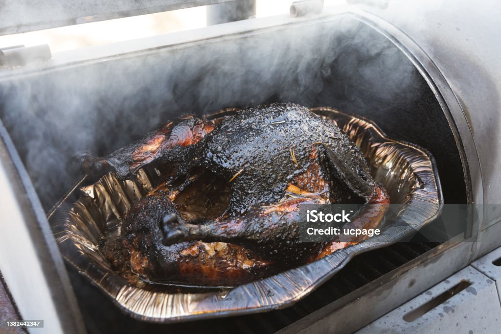 Pavo Ahumado Cocinando Al Aire Libre En Una Combinación De Parrilla Y Ahumador Foto de stock y más banco de imágenes de Pavo - Ave de corral - iStock Pavo Ahumado Cocinando Al Aire Libre En Una Combinación De Parrilla Y Ahumador Foto de stock y más banco de imágenes de Pavo - Ave de corral - iStock