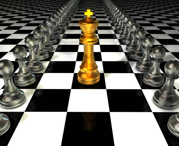 戦いのチェスゲームの王は、黒の孤立した背景を持つチェスボードの上に立ちます。コンセプトビジネス戦略、プランニング、決断。 - risk board game board game victory war ストックフォトと画像