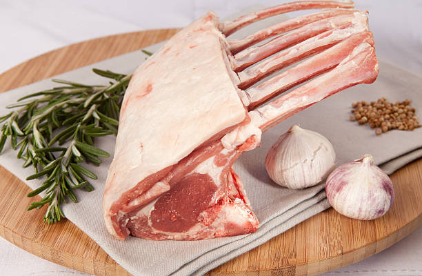 ラムラッククラウングルメ料理 - rack of lamb chop raw meat ストックフォトと画像