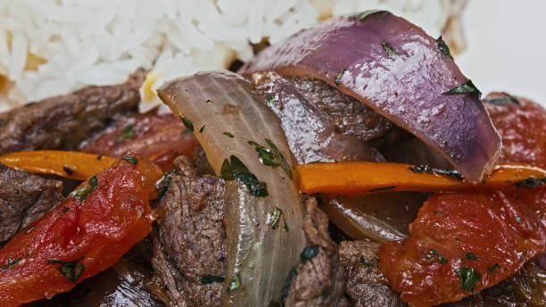 lomo saltado (carne salteada peruana) con papas fritas - patata peruana fotografías e imágenes de stock