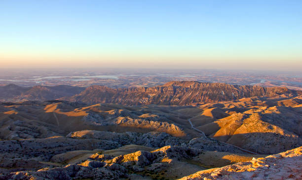 vista de la naturaleza desde la montaña nemrut - nemrud dagh mountain turkey history fotografías e imágenes de stock