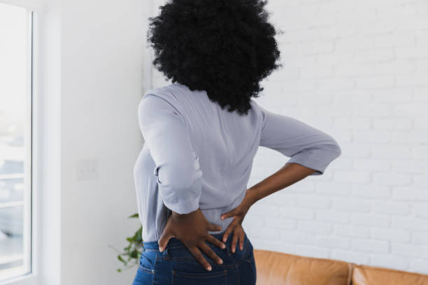 腰の問題を抱えた女性 - lower back pain ストックフォトと画像