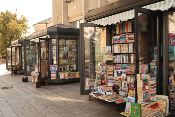 сотни книг, предлагаемых на уличных стендах ясс - яссы стоковые фото и изображения