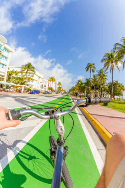 pov point de vue d’un jeune sportif à vélo à ocean drive, south beach, miami beach, miami, floride du sud, états-unis d’amérique - colony photos et images de collection