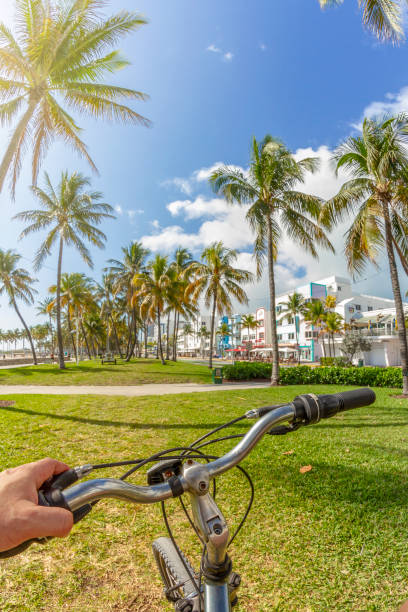 pov point de vue d’un jeune sportif à vélo à ocean drive, south beach, miami beach, miami, floride du sud, états-unis d’amérique - colony photos et images de collection