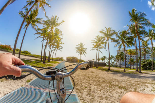 pov punkt widzenia młodego sportowca jadącego rowerem na plażę w south beach, miami beach, miami, południowa floryda, stany zjednoczone ameryki - personal perspective mountain biking mountain bike cycling zdjęcia i obrazy z banku zdjęć