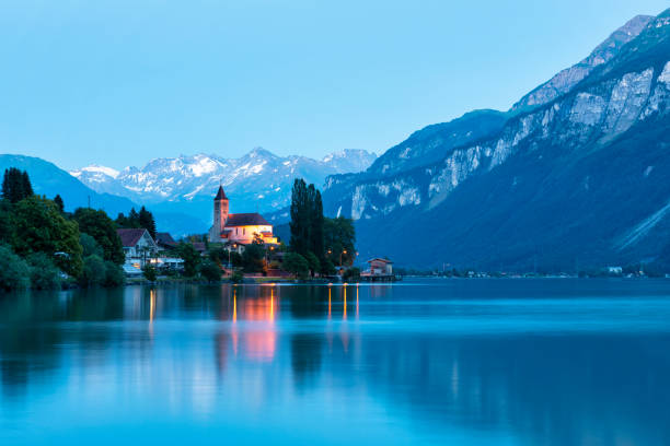 vista da igreja na pitoresca vila de brienz ao lado do lago na suíça. - interlaken lake brienz switzerland - fotografias e filmes do acervo