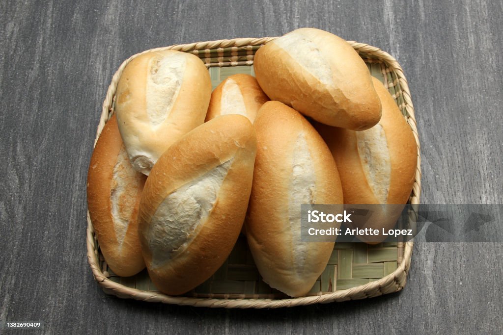 Pan Bolillo Mexicano Fresco Delicioso Esponjoso Caliente Recién Hecho Pan Blanco Pan Pan Francés Hecho De Harina De Trigo Listo Para Comer En Una Canasta Sobre Mesa De Madera Gris Foto de Pan Bolillo Mexicano Fresco Delicioso Esponjoso Caliente Recién Hecho Pan Blanco Pan Pan Francés Hecho De Harina De Trigo Listo Para Comer En Una Canasta Sobre Mesa De Madera Gris Foto de