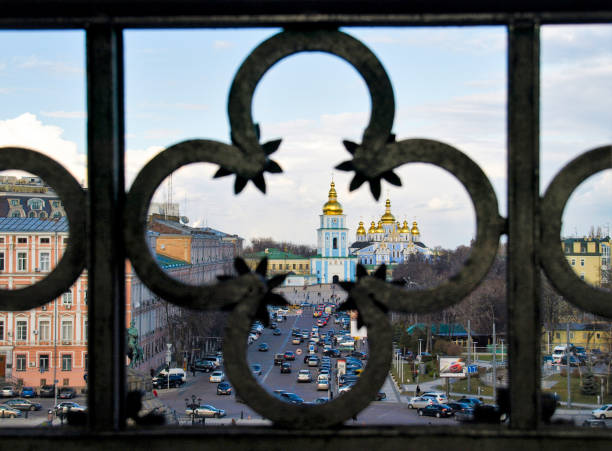 cupole dorate incorniciate - kyiv orthodox church dome monastery foto e immagini stock