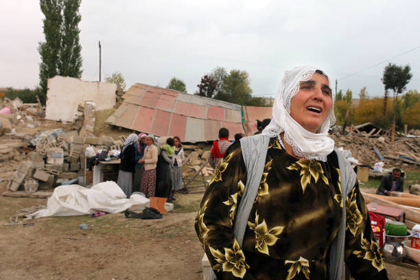 earthquake victims women crying - earthquake turkey stockfoto's en -beelden