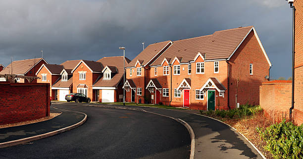 surburbia habitação imobiliário panorâmica - house housing development uk housing problems imagens e fotografias de stock