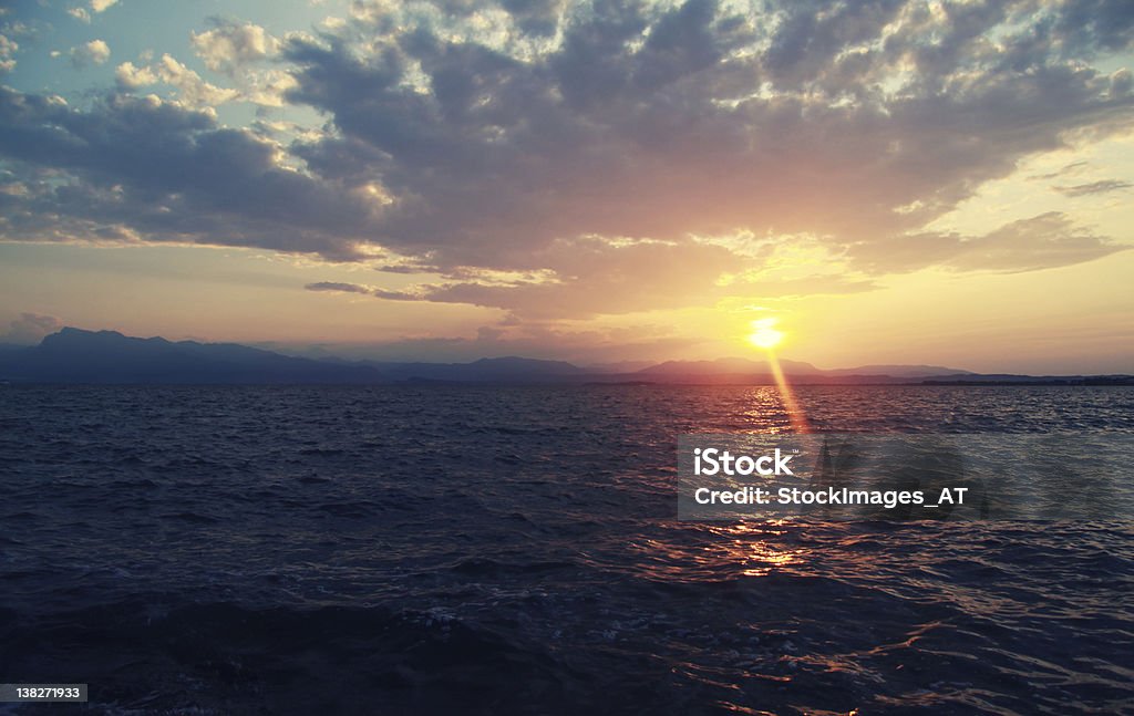 Drammatica Alba sul Lago di Garda Italia - Foto stock royalty-free di Acqua