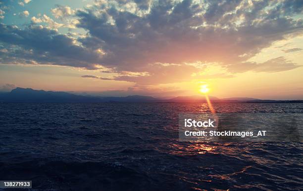 Drammatica Alba Sul Lago Di Garda Italia - Fotografie stock e altre immagini di Acqua - Acqua, Alba - Crepuscolo, Ambientazione esterna