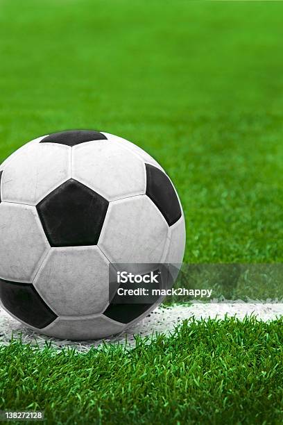 Patear Pelota De Fútbol En Punto Foto de stock y más banco de imágenes de Actividad - Actividad, Blanco - Color, Campo - Lugar deportivo