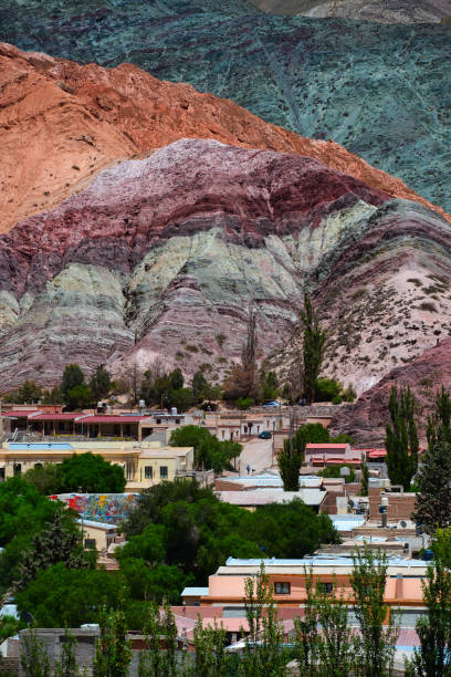 живописная пурмамарка и холм семи цветов - argentina landscape multi colored mountain стоковые фото и изображения