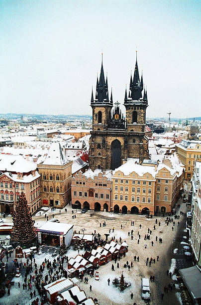 prag im winter-central market place. - tourist day prague crowd stock-fotos und bilder