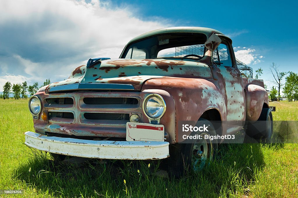 Vecchio Camion pickup suddivise in un campo. - Foto stock royalty-free di Il passato