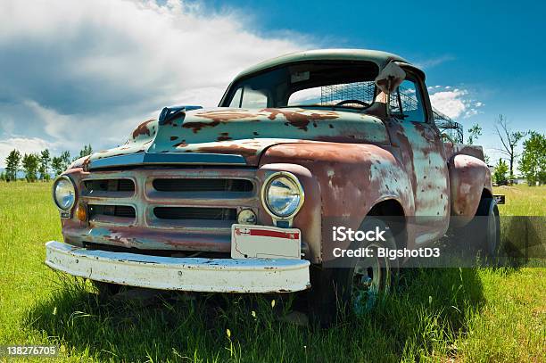 Vecchio Camion Pickup Suddivise In Un Campo - Fotografie stock e altre immagini di Il passato - Il passato, Furgone pickup, Vecchio