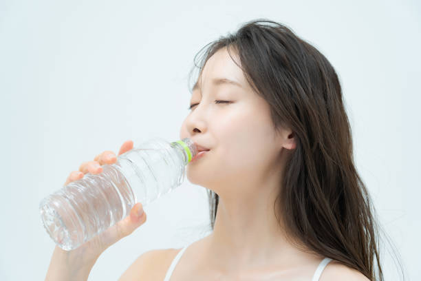 woman 飲料水のプラスチックボトルから - water bottle 写真 ストックフォトと画像