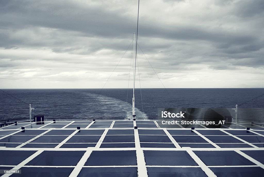 photovoltaik de alta qualidade em um navio de cruzeiro - Foto de stock de Energia solar royalty-free