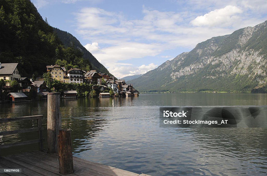 Lago Hallstatt na Alta Áustria - Foto de stock de Aldeia royalty-free