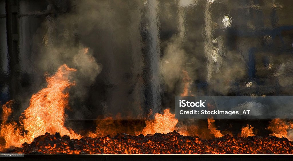 Industrial fuoco-sciogliere fornace - Foto stock royalty-free di Altoforno