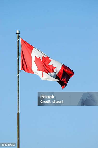 Bandeira Do Canadá - Fotografias de stock e mais imagens de Bandeira do Canadá - Bandeira do Canadá, Ao Ar Livre, Azul