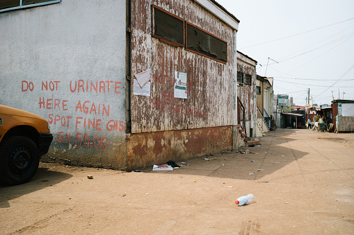 Accra, Ghana - 7 Februar 2022:  A graffiti on the wall prompt residents not to urinate on the wall and to keep the place clean