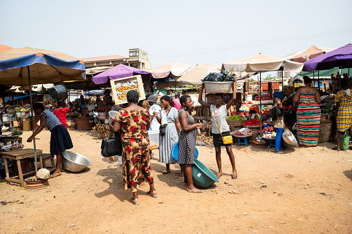 Accra, Ghana - 5 Februar 2022: Market stalls at a smaller market for everyday needs in Accra