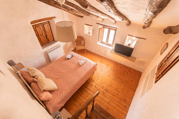blick von oben auf gemütliches schlafzimmer eines landhotels - rustic bedroom cabin indoors stock-fotos und bilder