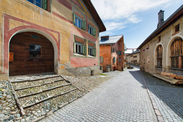 улицы в швейцарской деревне зуоз - graubunden canton engadine village switzerland стоковые фото и изображения