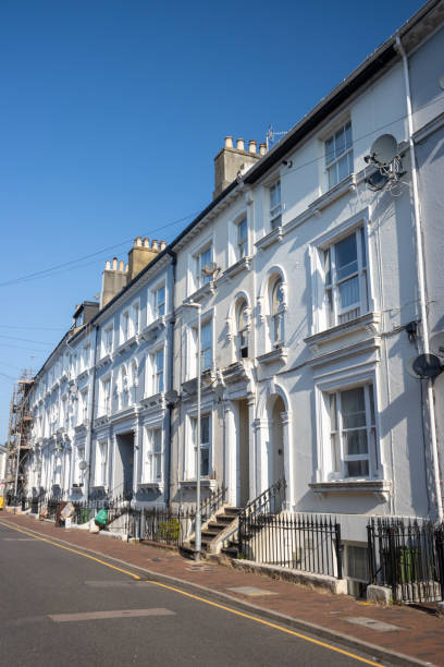 жилые дома в royal tunbridge wells в графстве кент, англия - regency style row house street house стоковые фото и изображения