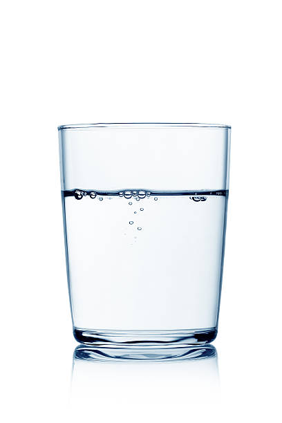 bicchiere d'acqua con bolle - bicchiere foto e immagini stock