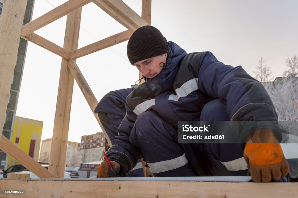 Egy telepítő portréja mérőszalaggal a kezében - Jogdíjmentes 25-29 éves témájú stock fotó Egy telepítő portréja mérőszalaggal a kezében - Jogdíjmentes 25-29 éves témájú stock fotó