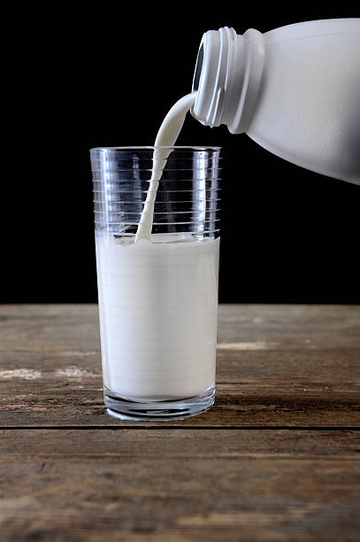 istock pouring a glass of milk 138289986