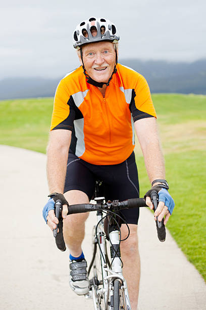 ativo homem idoso ciclismo - 65 70 age imagens e fotografias de stock