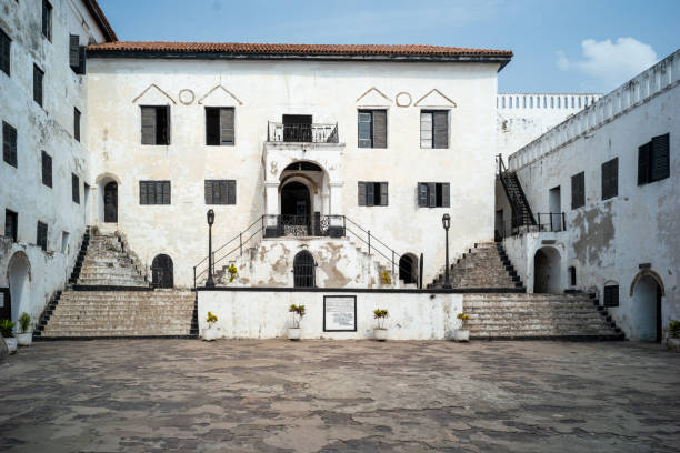 Elmina, Ghana: Sao Tiago fort and the nearby shantytown, built by the Portuguese in 1555 and taken by the Dutch 82 years later becoming Fort Coenraadsburg / Conraadsburg, aka Fort Sao Jago da Mina - Feitoria da Mina, Portuguese Gold Coast - Unesco world heritage site - photo by M.Torres