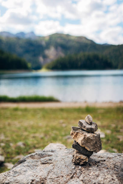 steinkomposition nicht weit vom see entfernt, auf dem berg. - stone stability balance zen like stock-fotos und bilder