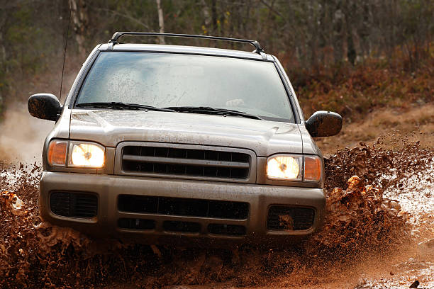 4 x4 suv erkunden schlammigen straße - sports utility vehicle 4x4 car mud stock-fotos und bilder