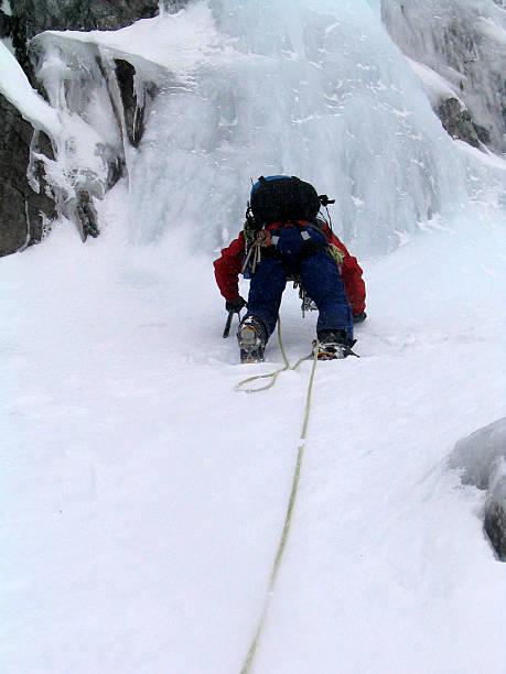 Invierno escalador hielo - foto de stock