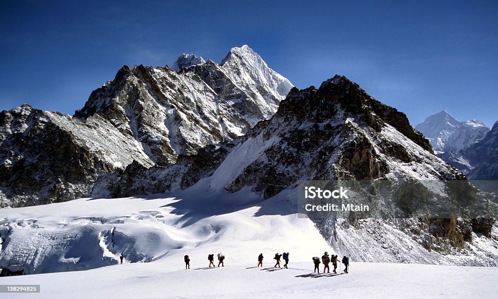 Alpinistas e sherpas - Foto de stock de Coragem royalty-free