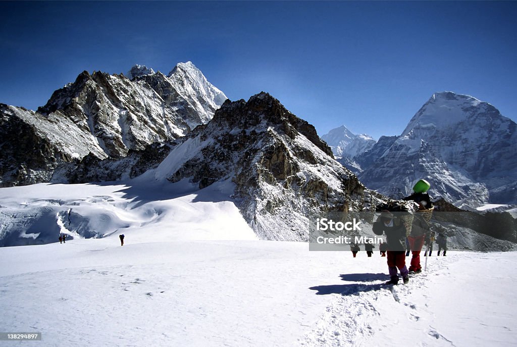 Les grimpeurs et de sherpas sur glacier - Photo de Sherpa libre de droits