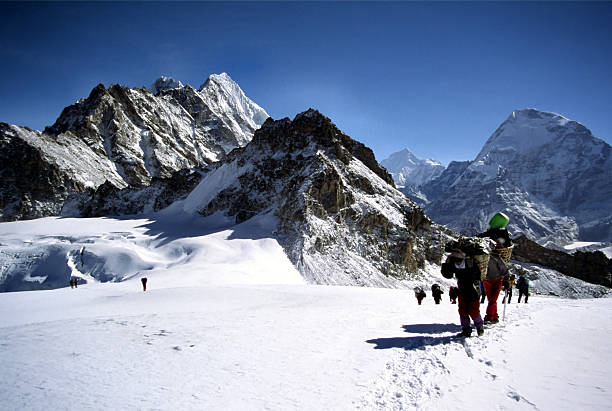 부시워킹 및 sherpas on 빙하 스톡 사진
