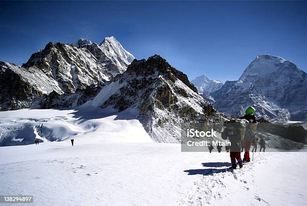 Wspinacze I Sherpas Na Lodowiec - zdjęcia stockowe i więcej obrazów Szerpowie - Szerpowie, Nepal, Alpinizm