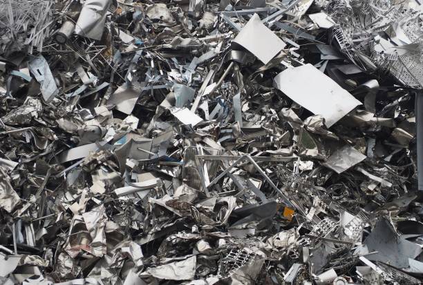 złom aluminium i materiałów żelaznych gotowy do recyklingu. pełna klatka - scrap metal metal recycling aluminum zdjęcia i obrazy z banku zdjęć