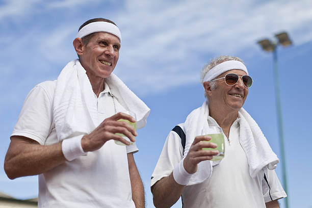 anziani uomo beve limonata all'aperto - doubles foto e immagini stock