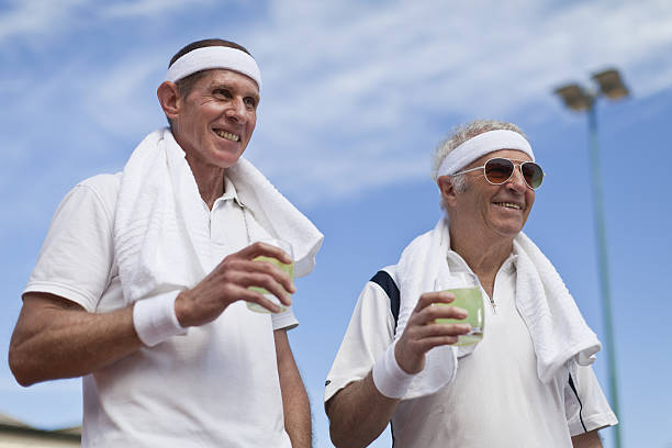 homens mais velhos beber limonada ao ar livre - tennis active seniors healthy lifestyle senior men imagens e fotografias de stock