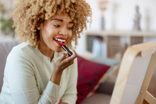 rote lippen werden nie aus der mode kommen - lippenstift stock-fotos und bilder