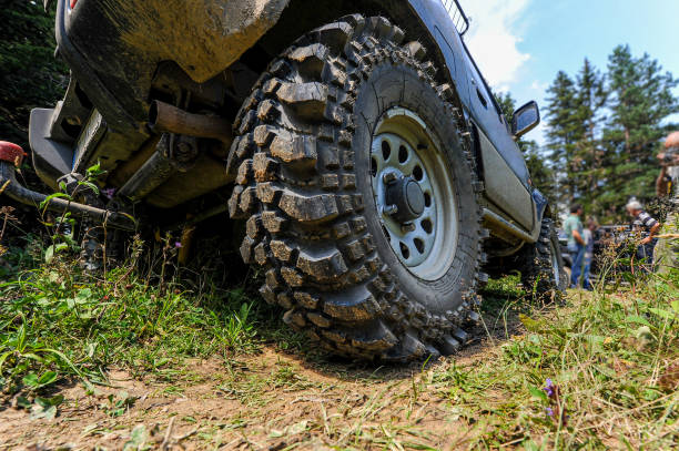 4x4 all-terrain vehicle tire - sports utility vehicle 4x4 car tire imagens e fotografias de stock