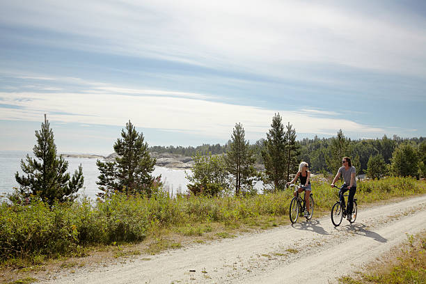 coppia, ciclismo su strada rurale di sporco - trail bike foto e immagini stock